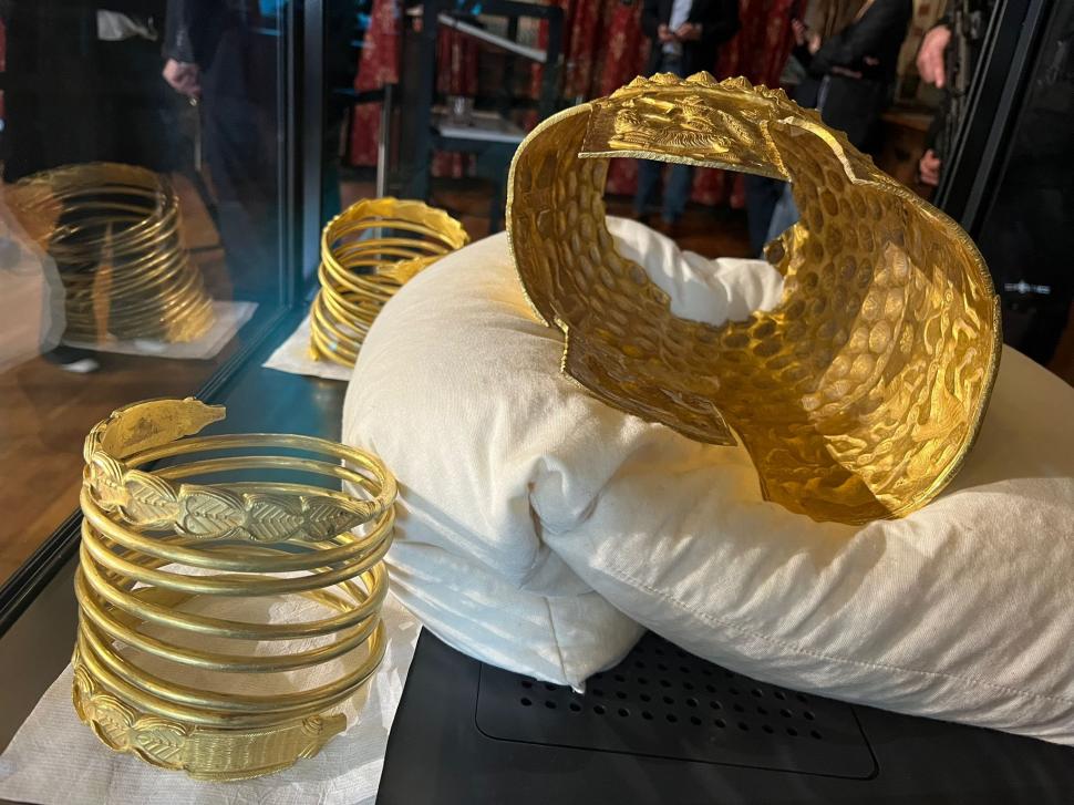 Coiful de la Coțofenești și cele două brățări dacice au fost recuperate printr-un acord între procurori și suspecți: „A treia brățară ar putea deveni monedă de negociere”