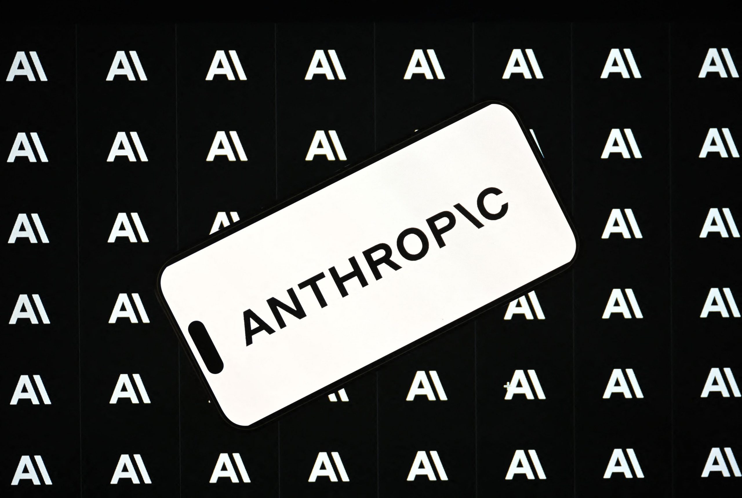 Noul model de inteligenţă artificială de la Anthropic îi ţine noaptea treji nu doar pe şefii companiilor, dar mai nou şi pe lideri ai guvernelor: Mythos depăşeşte actualele sisteme de apărare cibernetică şi poate accelera atacurile informatice şi expune vulnerabilităţi mai rapid decât pot fi acestea remediate