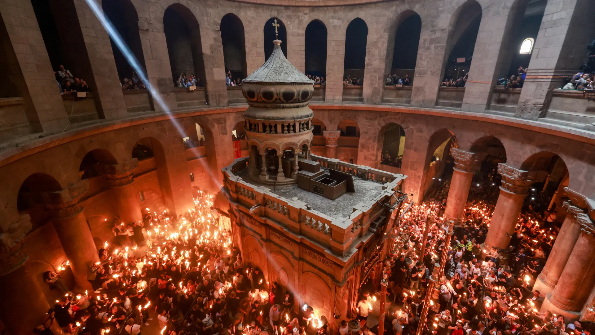 Lumina Sfântă a venit la Ierusalim. Când va fi adusă în România