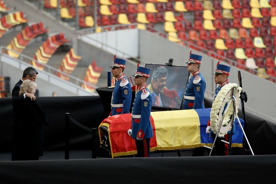 Premierul Ilie Bolojan i-a adus un ultim omagiu lui Mircea Lucescu, la Arena Națională