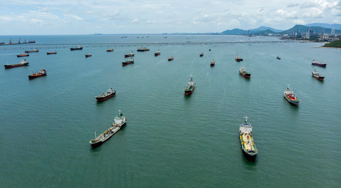 Criza din Strâmtoarea Ormuz se intensifică: Iranul intenționează să introducă o taxă pentru navele petroliere și să controleze traficul maritim și după război. Trump, către aliații europeni: „Cumpărați petrol de la SUA sau descurcați-vă singuri în Ormuz”