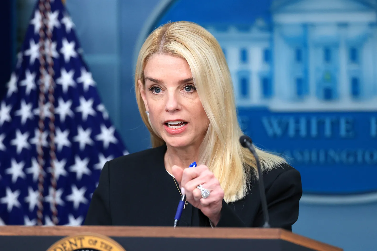 Trump a demis-o pe Pam Bondi din funcția de Procuror General pentru modul în care a gestionat Dosarele Epstein. Președintele SUA ar fi anunțat-o chiar înainte de discursul despre războiul din Iran