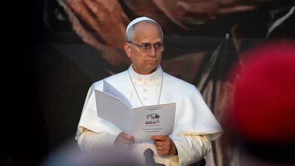 Papa Leon al XIV-lea își menține cu fermitate poziția anti-război, după criticile dure lansate de Trump: „Lumea este devastată de câțiva tirani care cheltuiesc miliarde pe războaie”. Administrația Trump spune că Armata SUA luptă în Iran numele lui „Iisus Hristos”