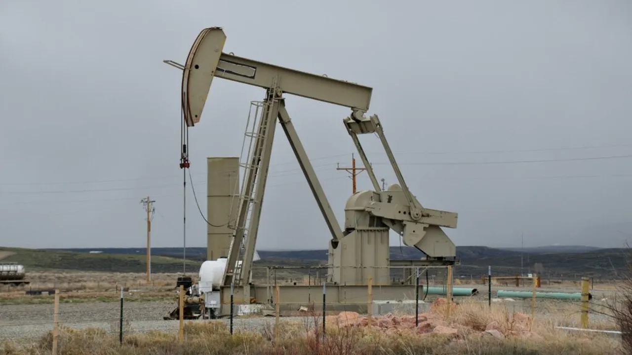 Prețul petrolului continuă să scadă după armistițiul dintre Israel și Liban