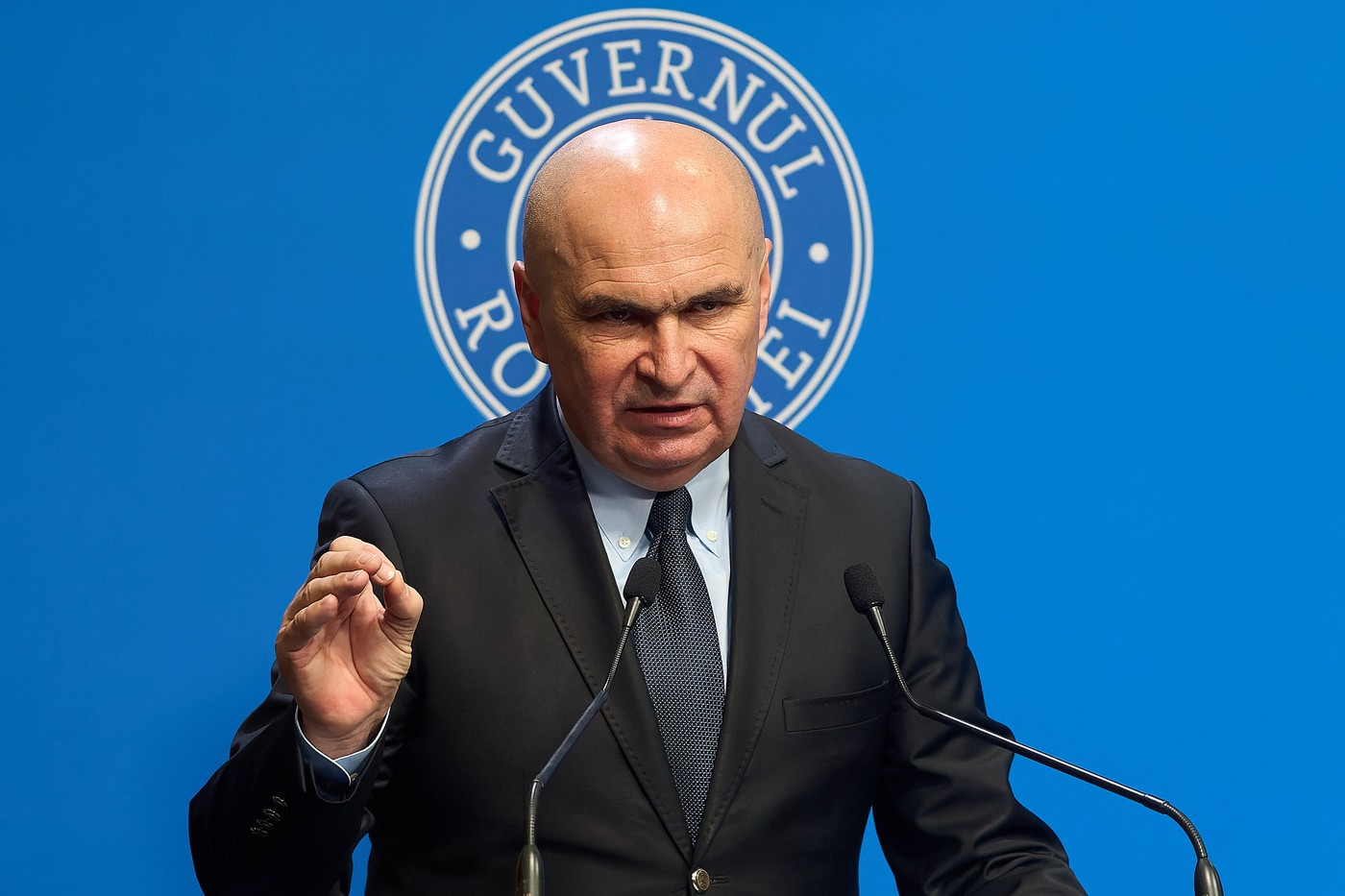 Premierul Bolojan justifică măsurile luate de Guvern pentru a combate criza combustibililor, cauzată de războiul din Iran: „Acționăm în limita posibilităților pe care le avem, ca urmare a deficitelor bugetare foarte mari din anii trecuți și a constrângerilor din prezent”