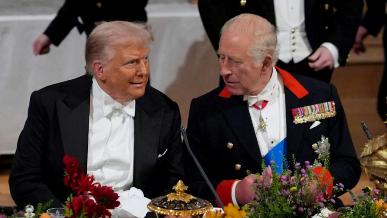 Donald Trump, criticat pentru încălcarea protocolului regal la întâlnirea cu Regele Charles al III-lea și Regina Camilla