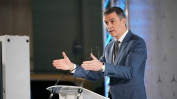 Sanchez visits the expansion works of the Mercedes Vitoria plant