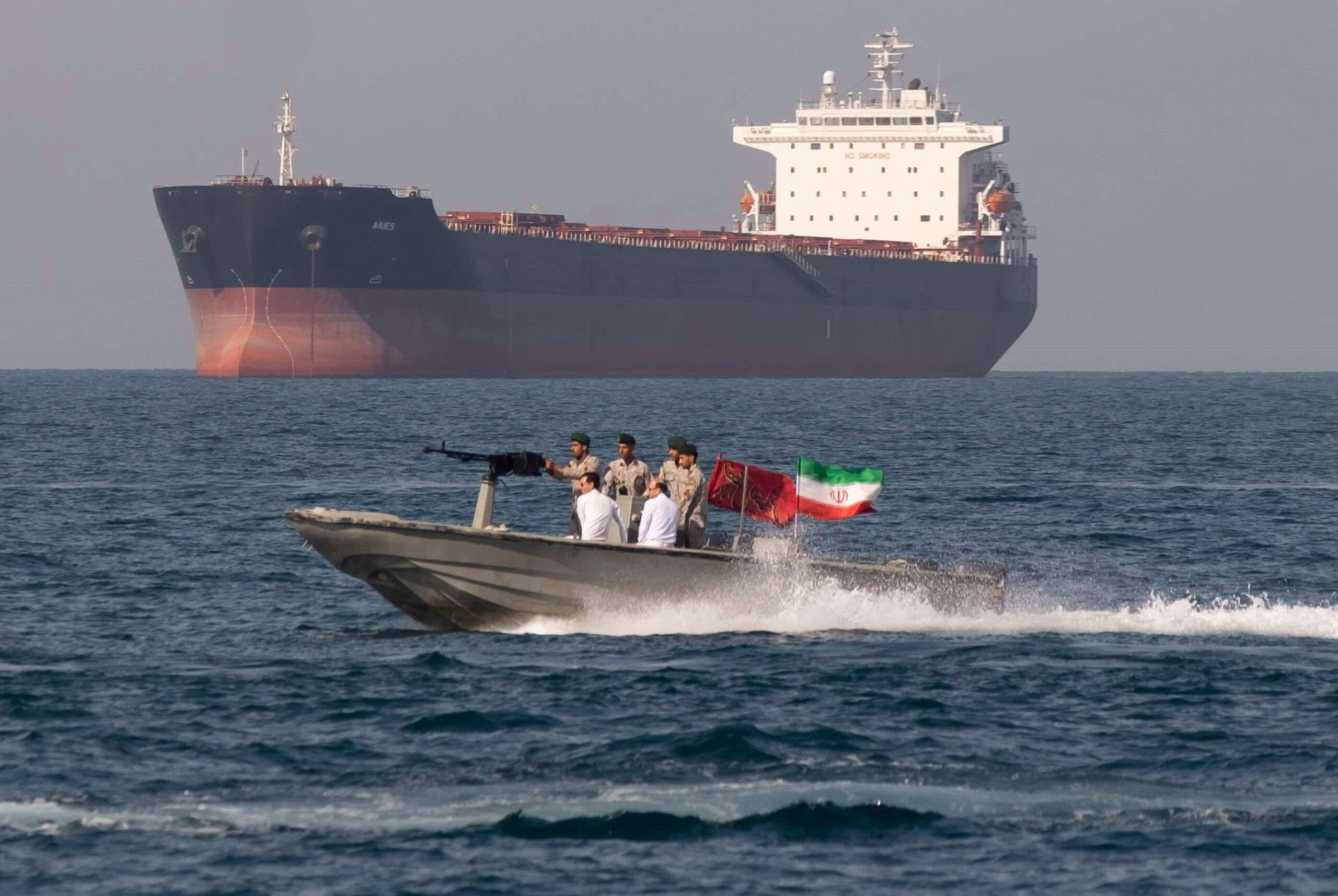 Iranul amenință că va „riposta dur” împotriva porturilor din Golf, după începerea blocadei SUA în Strâmtoarea Ormuz. Trump: „Dacă Iranul trage în navele noastre sau în navele pașnice, îi vom trimite în iad”