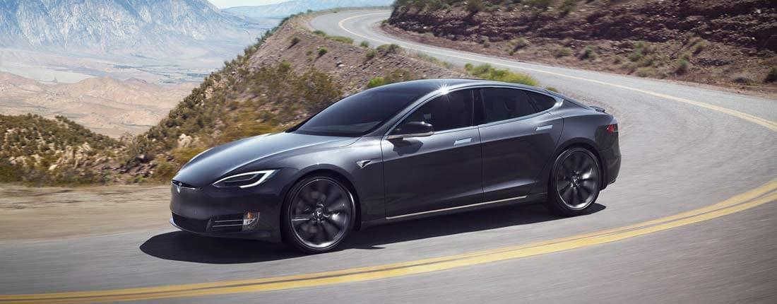 O Tesla, setată pe modul Full Self-Driving, a trecut de barieră și a ajuns în fața unui tren. Șoferul spune că sistemul nu a identificat trecerea la nivel cu calea ferată