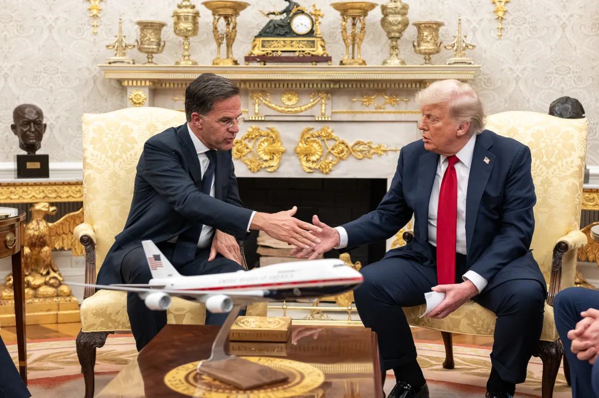 Donald Trump îl primește miercuri la Casa Albă pe șeful NATO, Mark Rutte. Liderul american a amenințat cu retragerea SUA din Alianța Nord-Atlantică