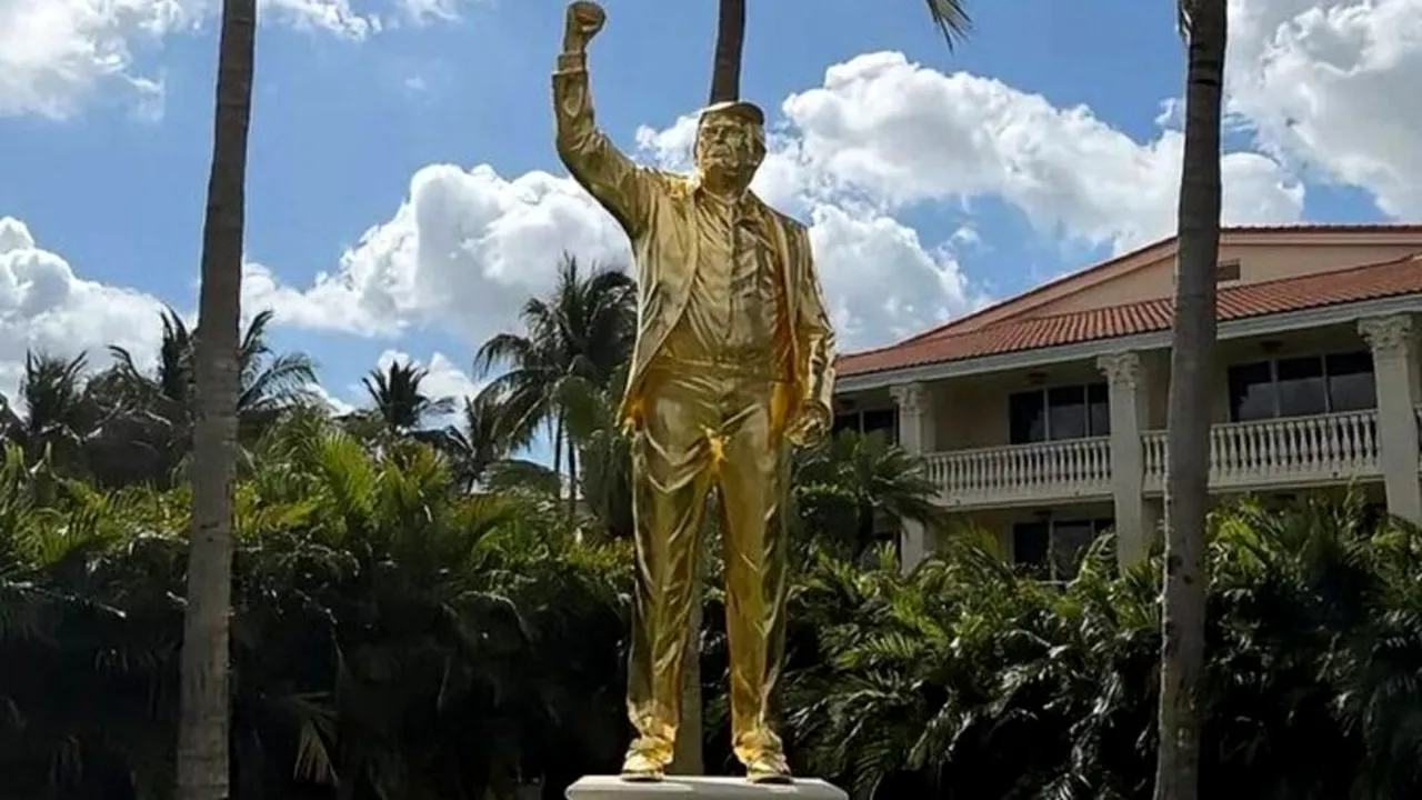 O statuie înaltă de 7 metri, acoperită cu aur, care îl înfățișeează pe Președintele Trump a fost instalată în Florida