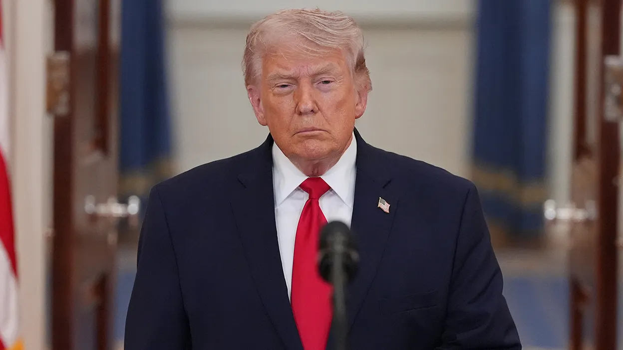 Trump amenință cu tarife de 50% asupra oricărei țări care va livra arme Iranului, după ce s-a ajuns la armistițiu: „Statele Unite vor colabora îndeaproape cu Iranul privind uraniul îmbogățit și Strâmtoarea Ormuz”