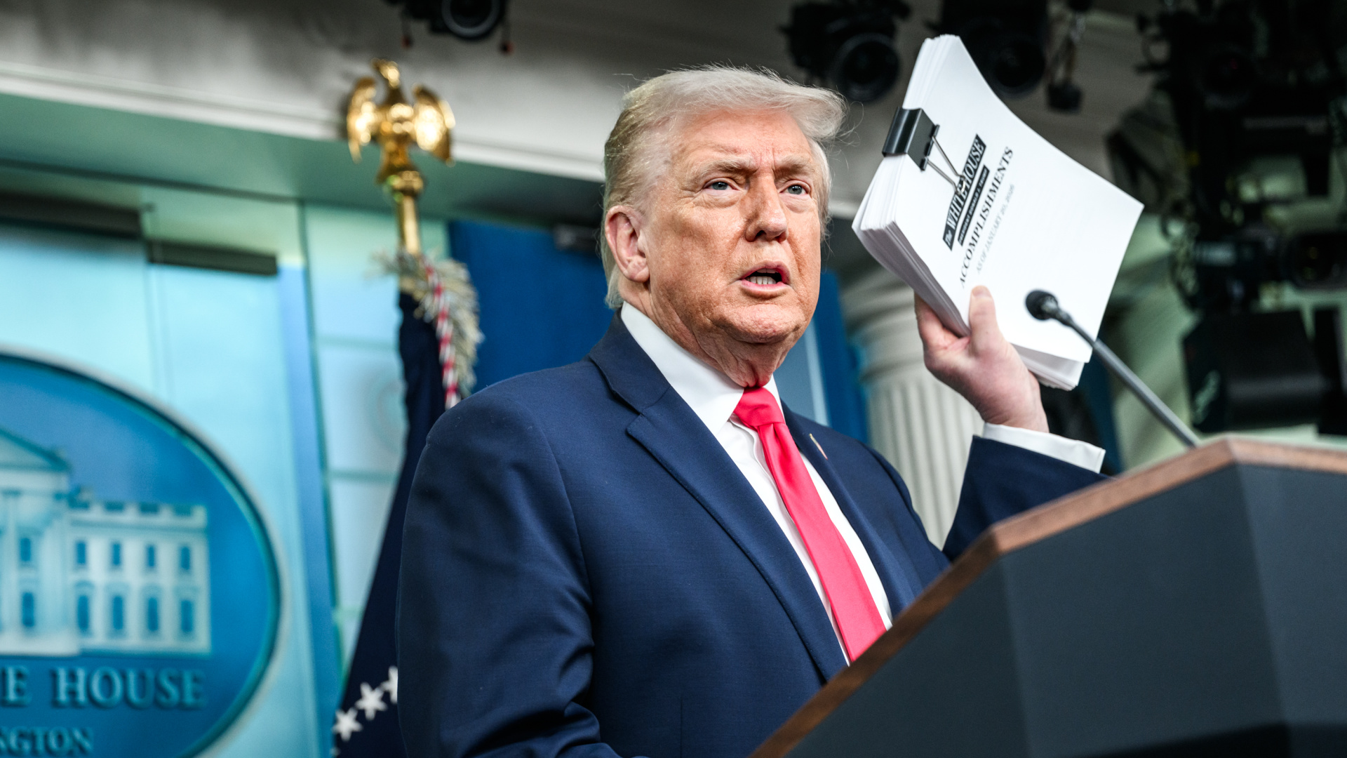 Firmele care au achitat tarifele impuse de Trump pot cere acum rambursare, după ce au fost declarate „ilegale” de Curtea Supremă. Administrația Trump trebuie să restituie peste 166 de miliarde de dolari