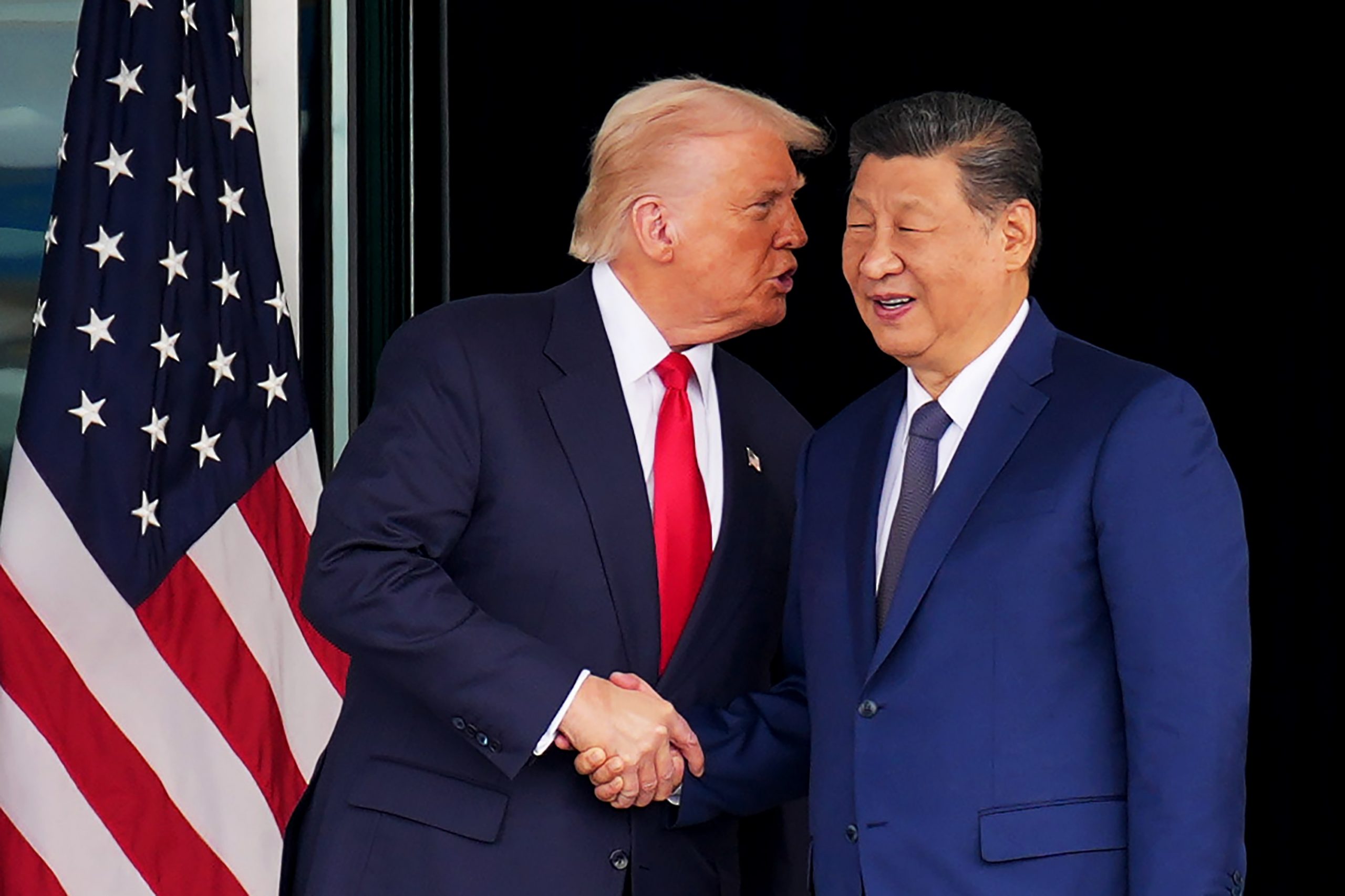 Trump: „China este foarte mulțumită de blocada SUA din Strâmtoarea Ormuz și este de acord să nu trimită arme Iranului”. Președintele SUA va călători la Beijing peste o lună: „Xi Jinping o să-mi dea o îmbrățișare mare și grasă”
