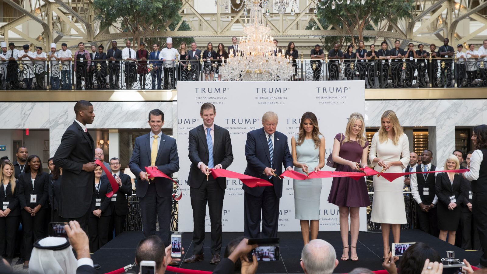 Decizie fără precedent în SUA: Donald Trump, familia şi companiile sale, primesc imunitate fiscală. Administrația SUA blochează definitiv anchetele fiscale după un acord de 10 miliarde de dolari cu Fiscul american