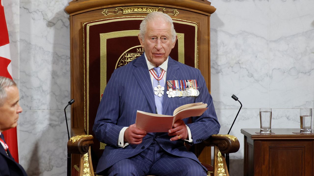 Regele Charles al III-lea, protagonistul unei serii de momente bizare în timpul vizitei oficiale în Irlanda de Nord