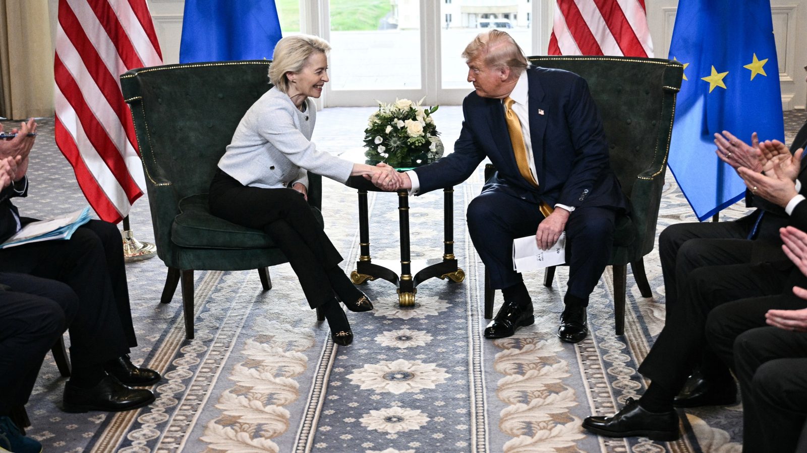 Trump spune că va crește tarifele pentru autoturismele din Uniunea Europeană la 25%. UE spune că își respectă angajamentele, dar cere „claritate” din partea SUA