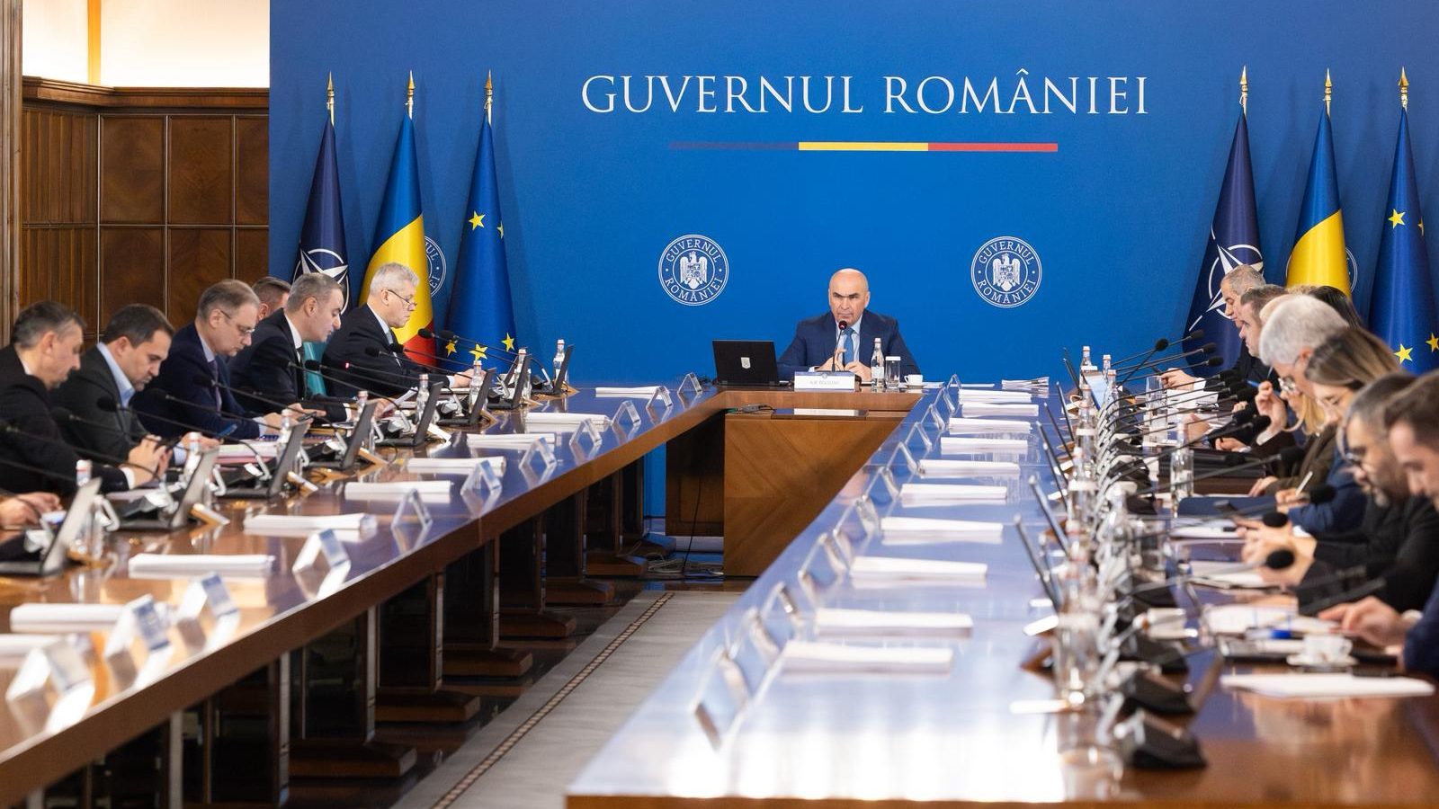 S&P confirmă ratingul României la „BBB-/A-3”, cu perspectivă negativă:  „Am putea reduce ratingul României dacă blocajul guvernamental se prelungește”