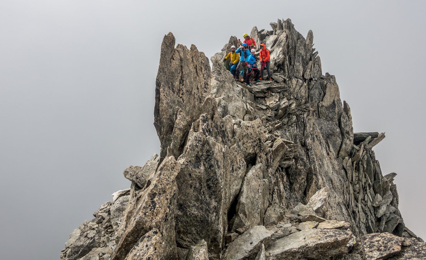 Povestea alpinistul român de 86 de ani este acum subiectul unui film realizat de Cosmin Dumitrache. Nicio firmă nu a vrut să-i ofere asigurare de călătorie din cauza vârstei