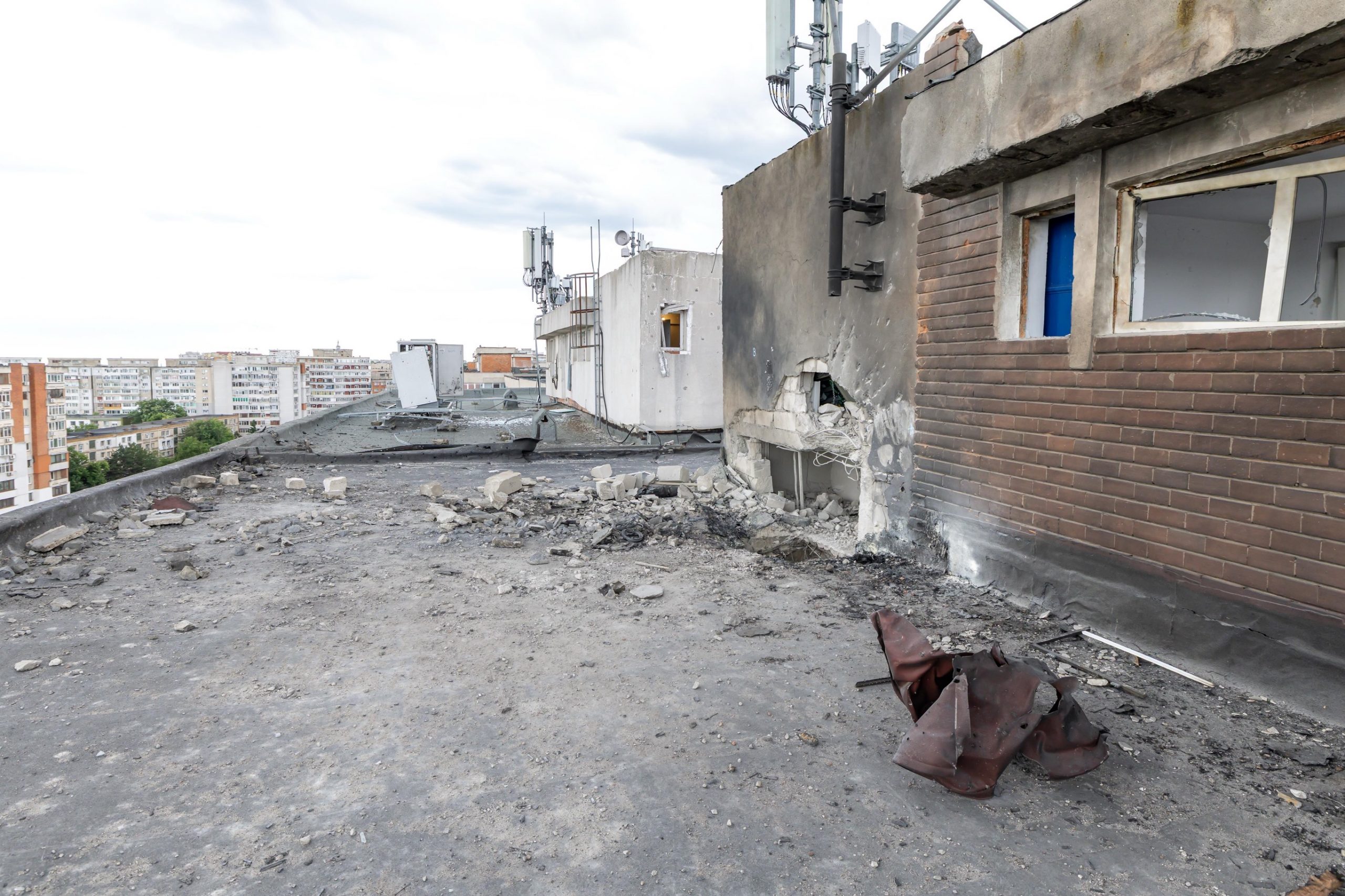 Locatarii blocului din Galați, peste care s-a prăbușit o dronă rusească, încep să revină în apartamente