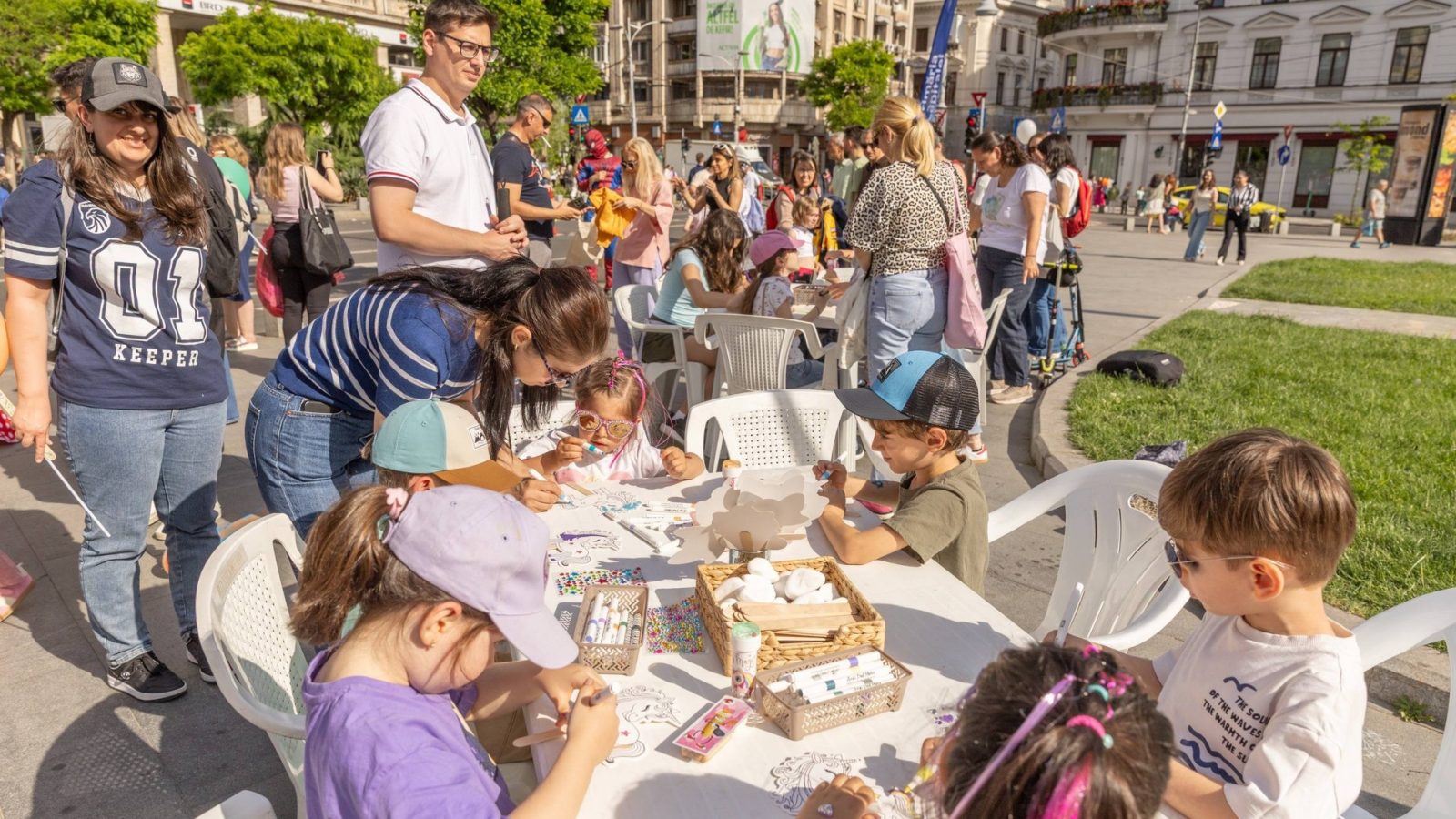 Unde mergi cu copilul de 1 Iunie? Bucureștiul găzduiește zeci de evenimente pentru cei mici: De la ateliere și experiențe VR până la expoziții, concerte și activități organizate de Armată