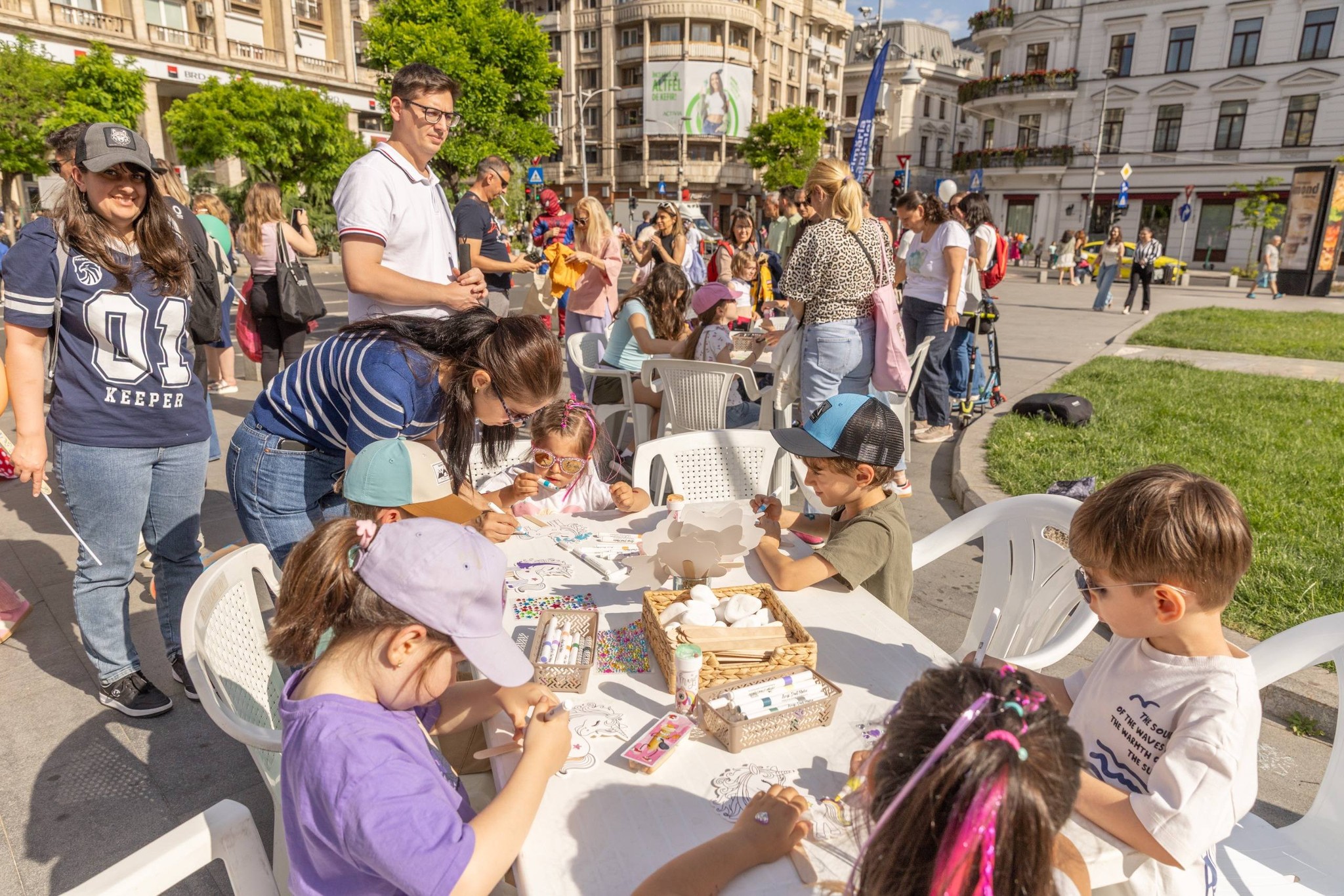 Unde mergi cu copilul de 1 Iunie? Bucureștiul găzduiește zeci de evenimente pentru cei mici: De la ateliere și experiențe VR până la expoziții, concerte și activități organizate de Armată