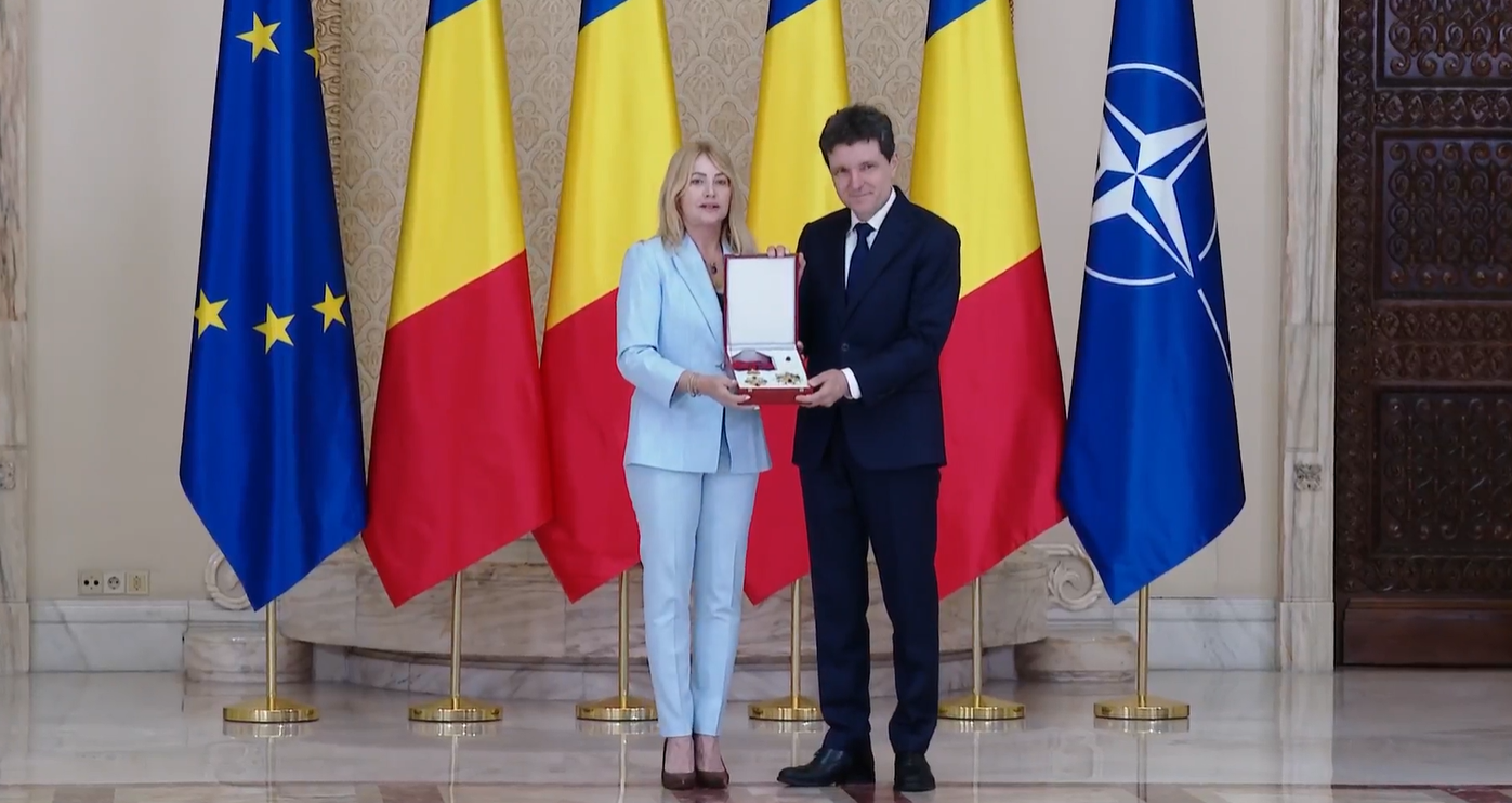 Nadia Comăneci primește cea mai înaltă distincție a statului român, Ordinul Naţional „Steaua României” în grad de Mare Cruce, conferită de președintele Nicușor Dan