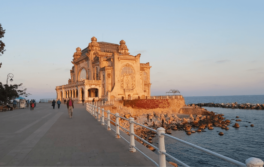 România intră în minivacanța de 1 Mai cu zăpadă la munte și distracție la mare. Ce evenimente  sunt organizate în Vama Veche și Constanța
