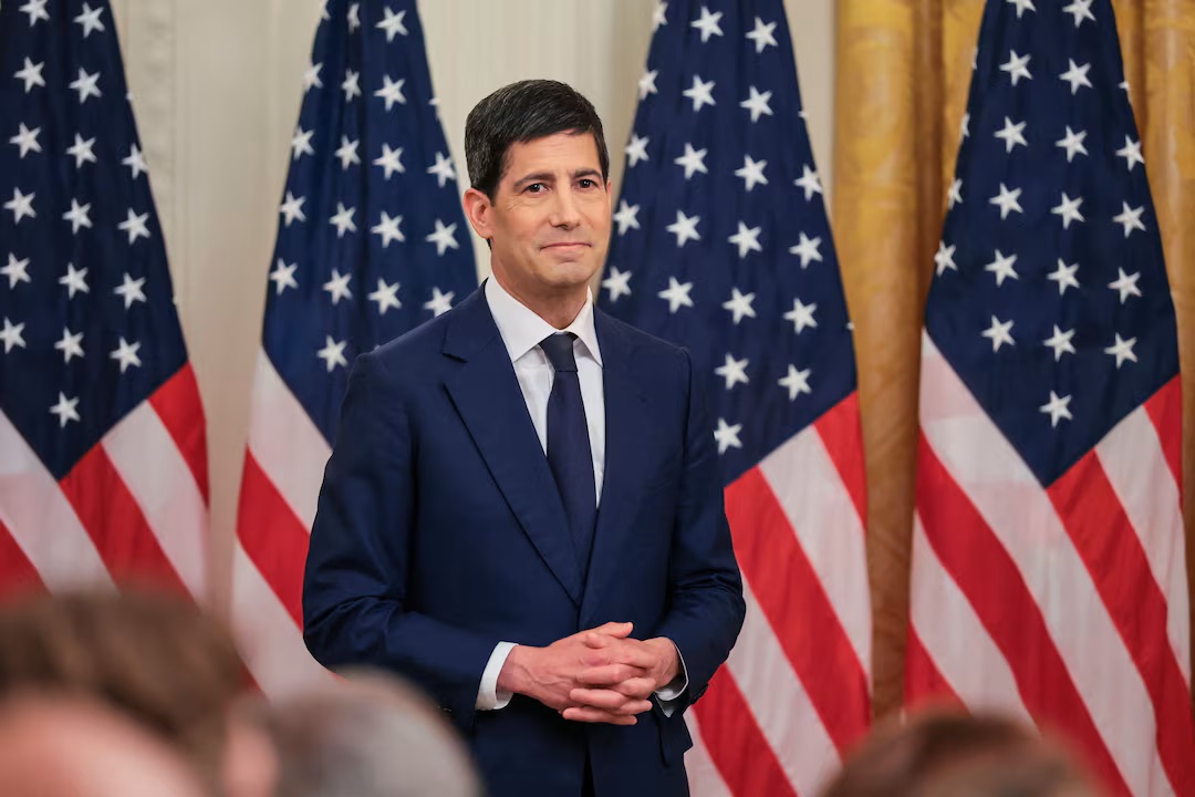 Kevin Warsh devine oficial Preşedintele Fed, cea mai influentă bancă centrală din lume, într-un climat marcat de tensiuni politice și economice. Trump, la ceremonia de învestire: „E cel mai pregătit din SUA”