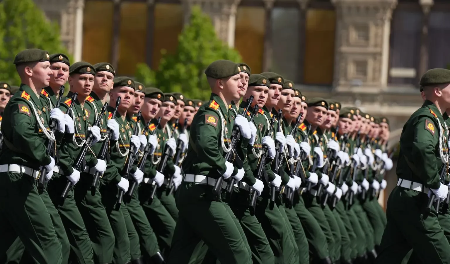 Rusia și Ucraina se acuză reciproc de încălcarea  armistițiului anunțat de Moscova pentru parada militară de 9 mai. Zelenski confirmă atacul asupra unei rafinării din Iaroslavl