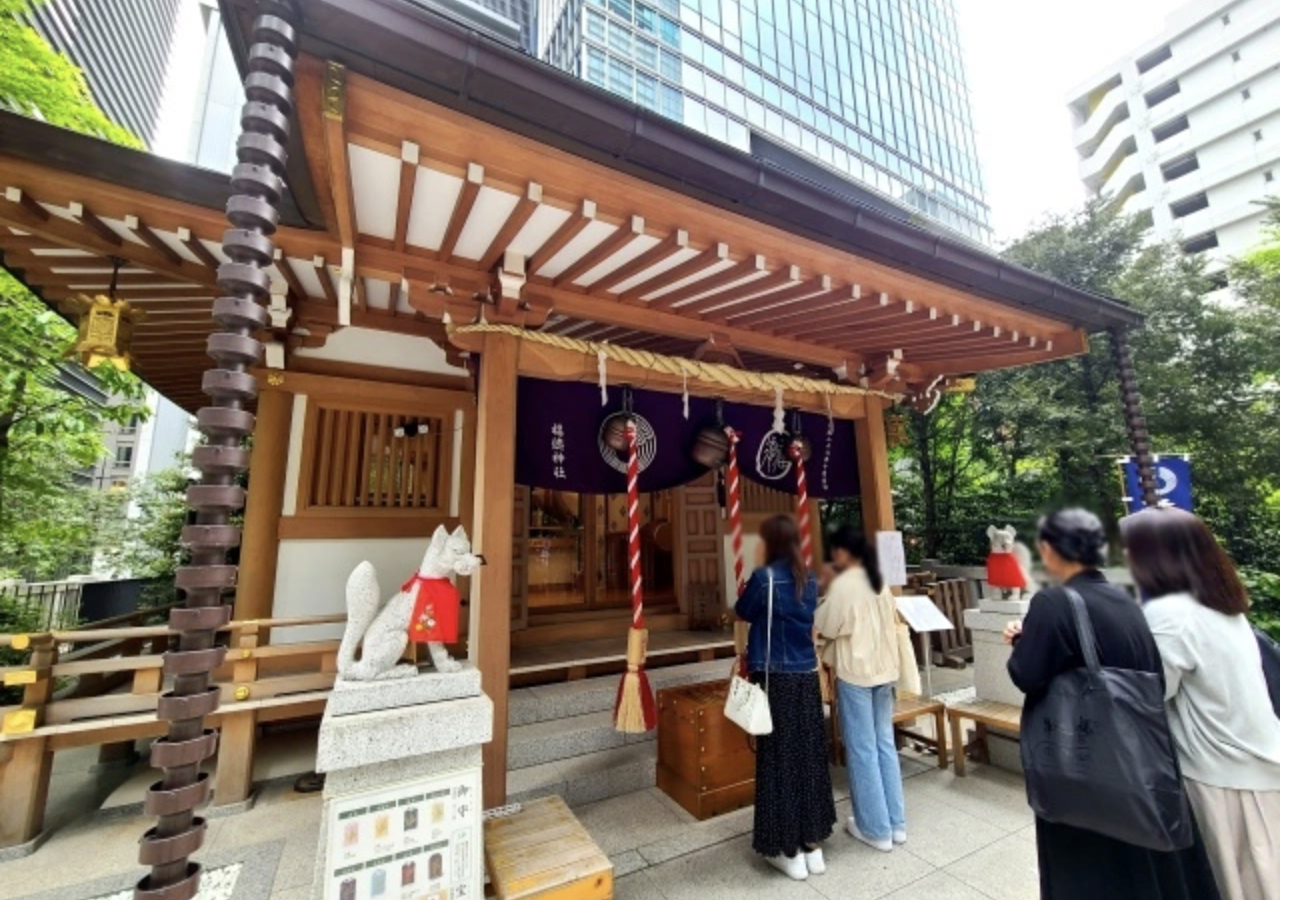 Un templu vechi de peste 1.000 de ani din Tokyo a devenit loc de rugăciune pentru fanii care speră să prindă bilete la concertele artiștilor preferați, inclusiv Taylor Swift