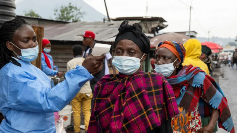 Numărul cazurilor suspectate de Ebola în estul RD Congo a depășit 900, în contextul reducerii drastice ale bugetelor de ajutor internațional