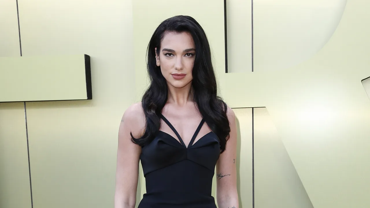 Dua Lipa dă în judecată compania Samsung. Artista cere despăgubiri în valoare de 15 milioane de dolari pentru folosirea imaginii sale fără acord