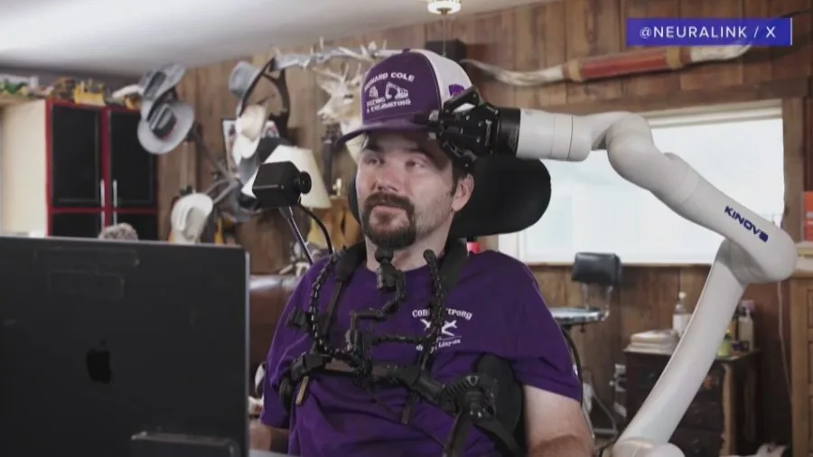 Al doilea pacient paralizat implantat cu cipul cerebral de la Neuralink poate pilota acum o dronă doar cu gândul. Compania lui Musk pregătește implanturi în masă în 2026