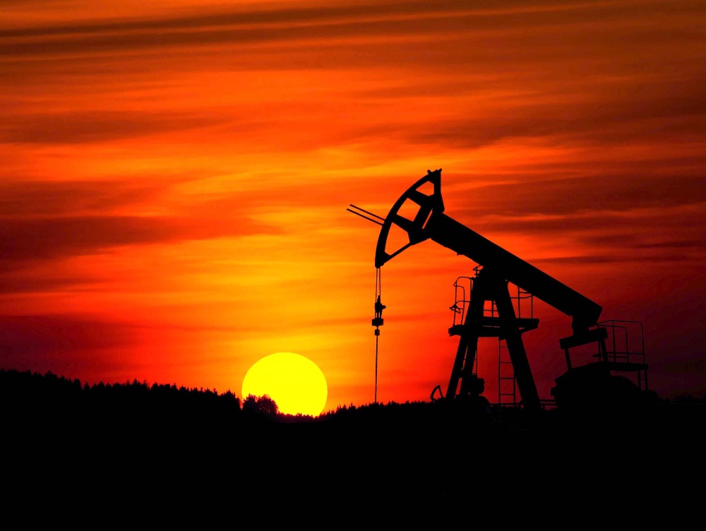 Prețul petrolului scade la 97 de dolari pe baril după semnalele unui posibil acord între SUA şi Iran