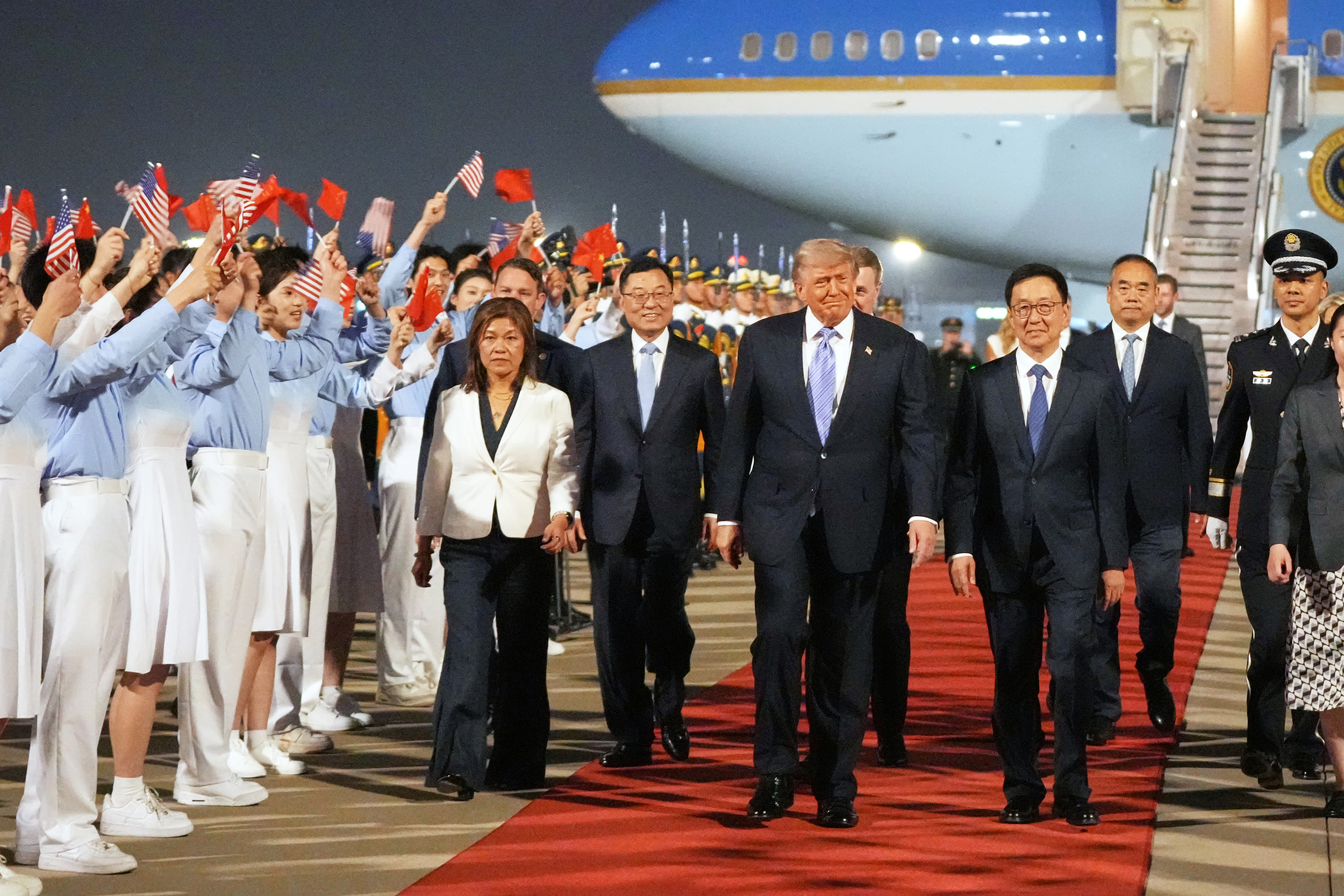Trump a fost întâmpinat pe covorul roșu, în China. Ce se află pe agenda discuțiilor cu Xi Jinping, la aproape 10 ani de la ultima vizită: Războiul din Iran și Taiwanul, printre subiectele tensionate