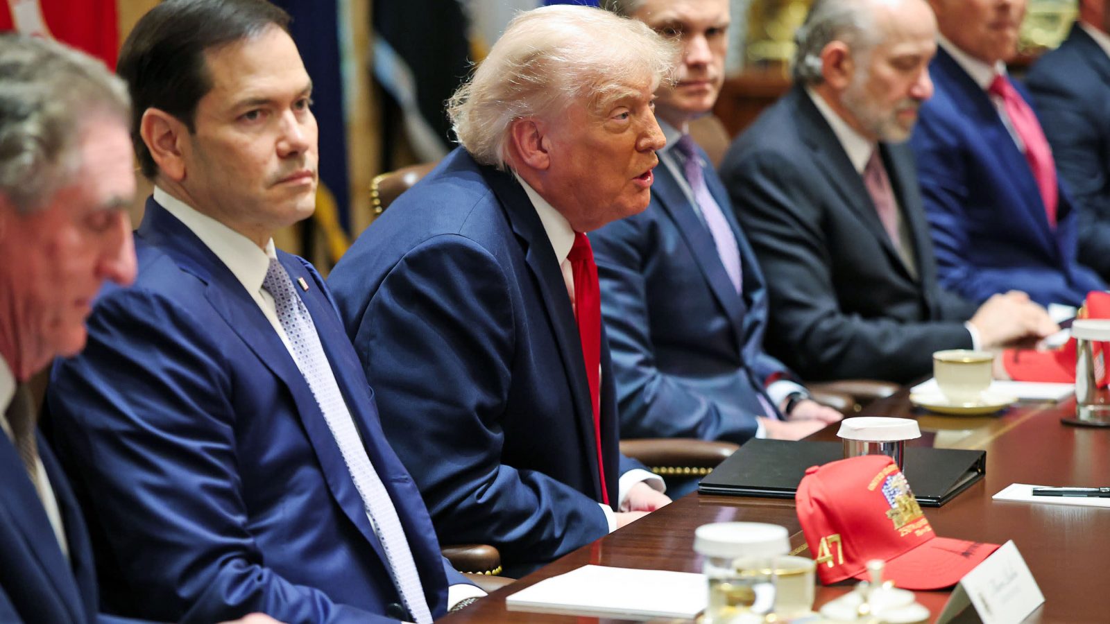 Trump a convocat toată Administrația la Casa Albă pentru a decide următorii pași în războiul din Iran, în timp ce negocierile pentru un acord continuă: „Nu suntem mulțumiți. Dacă nu ne dau ce vrem, îi terminăm”