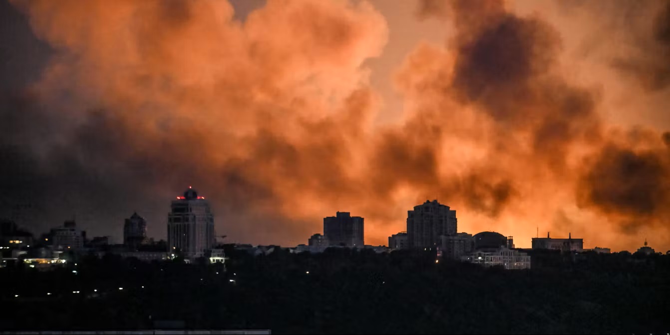 Rusia avertizează că va lansa „atacuri sistematice” asupra Kievului și îndeamnă „cetățenii străini” să părăsească orașul „cât mai curând posibil”. Vineri, rușii au folosit racheta „Oreșnik”, capabilă să transporte încărcătură nucleară