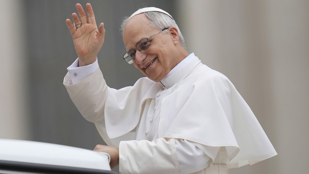 VIDEO.  Papa Leon al XIV-lea participă la trendul „6-7”. Videoclipul cu Suveranul Pontif a fost postat de un preot pe TikTok