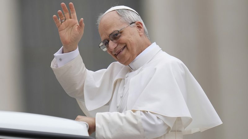 VIDEO.  Papa Leon al XIV-lea participă la trendul „6-7”. Videoclipul cu Suveranul Pontif a fost postat de un preot pe TikTok