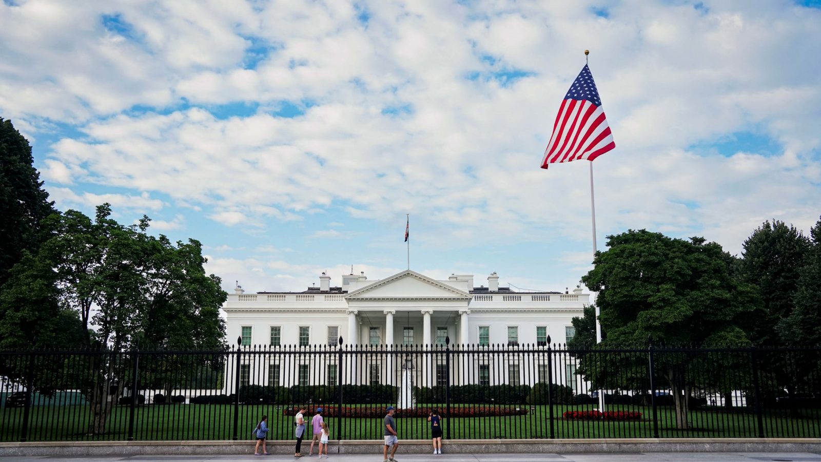 Împușcături la Casa Albă, după ce Trump a anunțat un memorandum cu Iranul: 20-30 de focuri de armă au fost trase. Secret Service și FBI investighează incidentul, suspectul a fost ucis, Trump este încă la Casa Albă