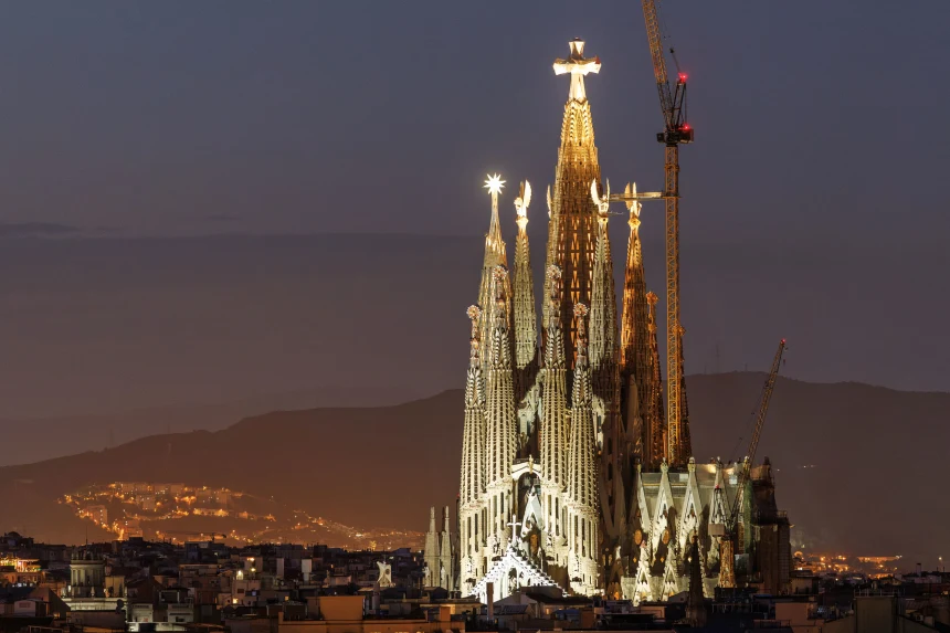 Moment istoric la Sagrada Familia. Papa Leon al XIV-lea a binecuvântat cel mai înalt Turn al Bazilicii, la exact 100 de ani de la moartea lui Gaudi și la 144 de ani de la începerea construcției