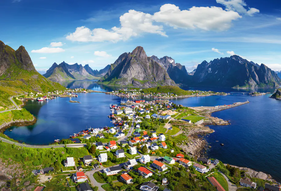Canicula schimbă preferințele turiștilor. Tot mai mulți aleg „coolcation”, vacanțele în destinații cu temperaturi scăzute. Islanda, Finlanda și Norvegia conduc clasamentul