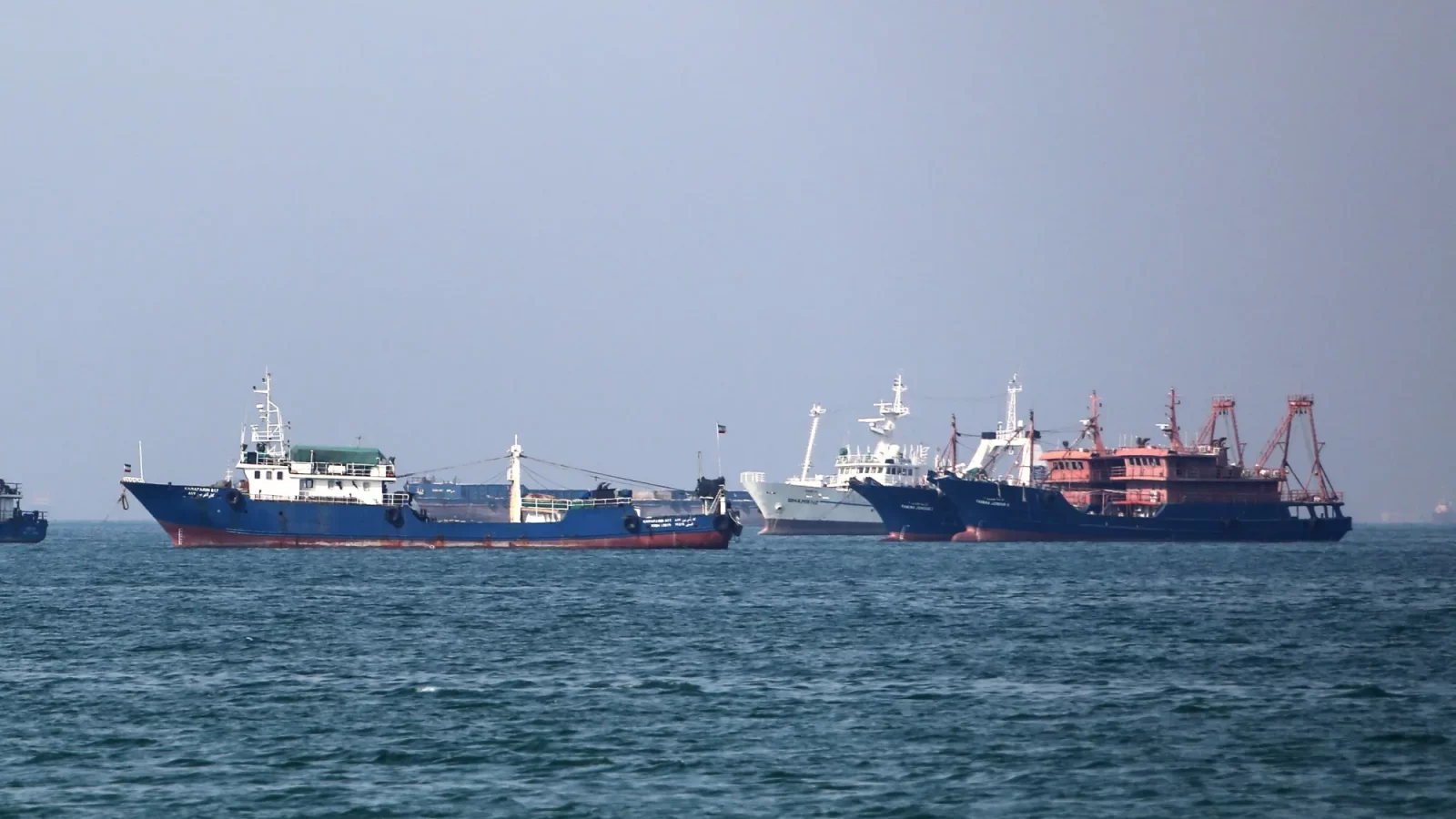 Prețul petrolului a scăzut aproape la nivelul de dinaintea războiului din Iran. Traficul din Strâmtoarea Ormuz revine treptat la normal
