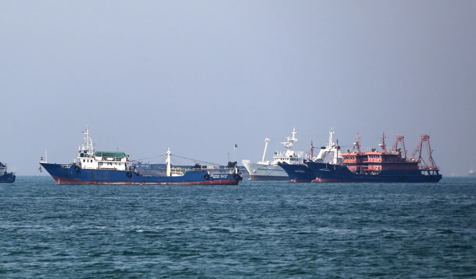Prețul petrolului a scăzut aproape la nivelul de dinaintea războiului din Iran. Traficul din Strâmtoarea Ormuz revine treptat la normal