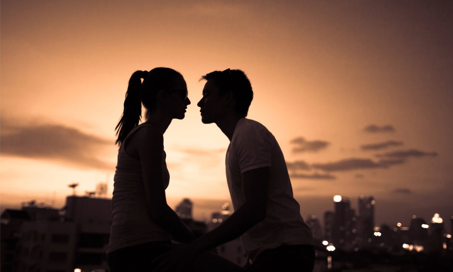Pe „piața de dating” este în creștere trendul fraysexualității. Atracția sexuală apare față de persoane necunoscute și scade pe măsură ce relația devine apropiată