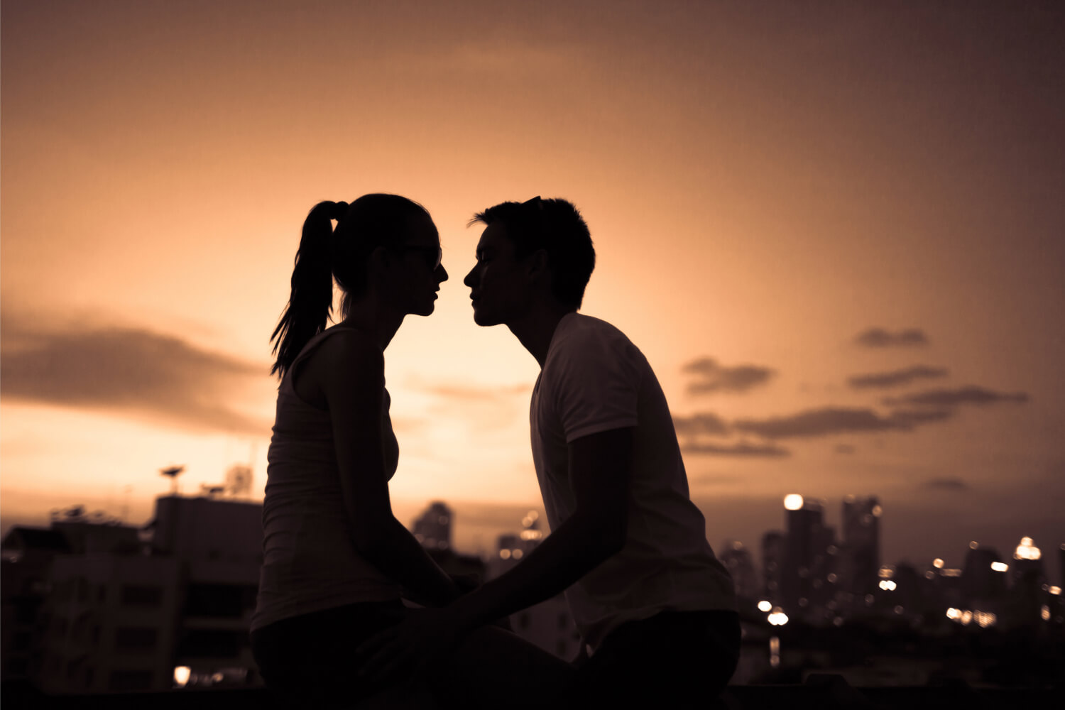 Pe „piața de dating” este în creștere trendul fraysexualității. Atracția sexuală apare față de persoane necunoscute și scade pe măsură ce relația devine apropiată