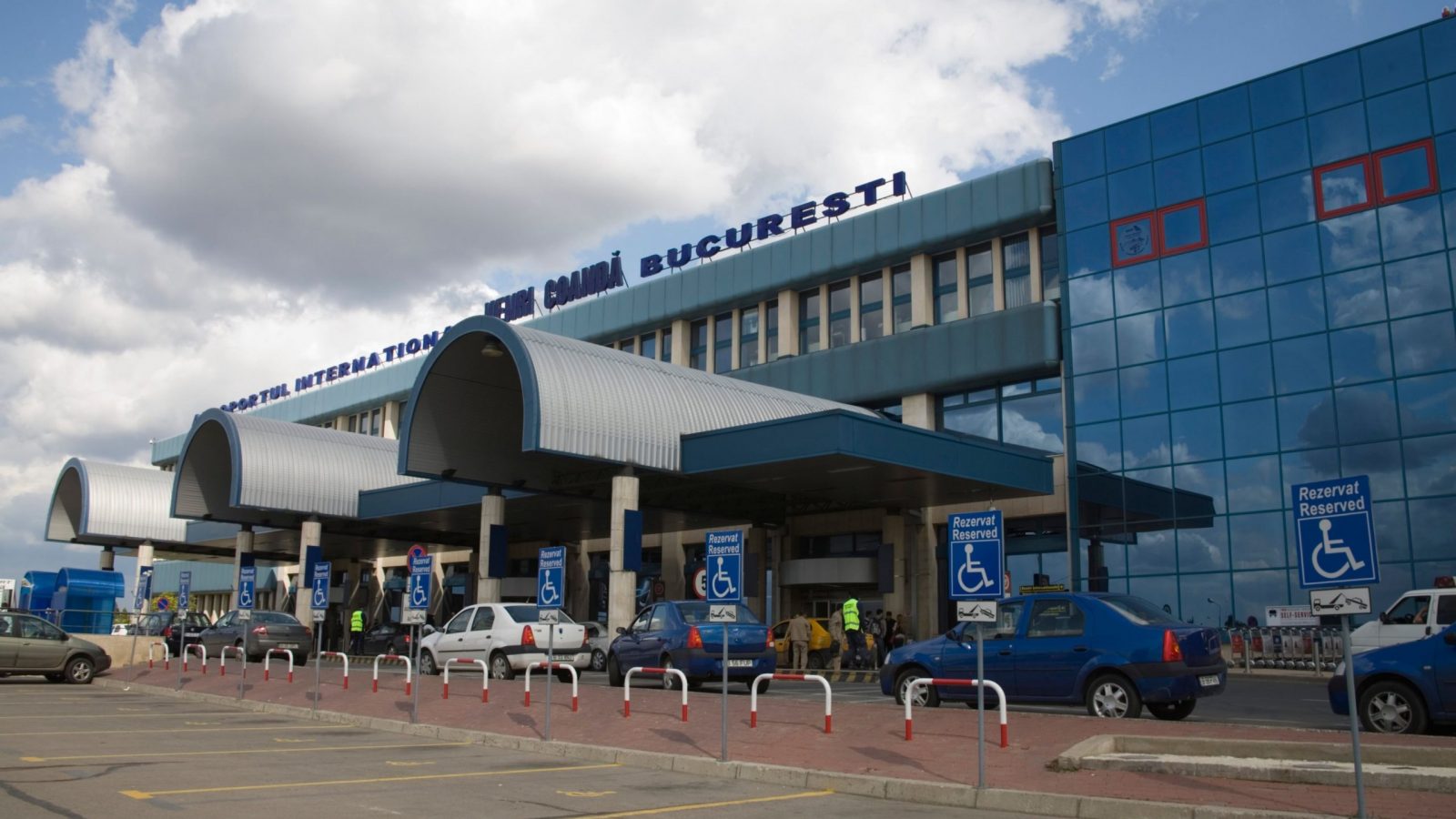 Aeroportul Otopeni intră în renovare chiar la începutul sezonului estival. Turiștii sunt întâmpinați de folii de plastic, panouri, praf și gropi