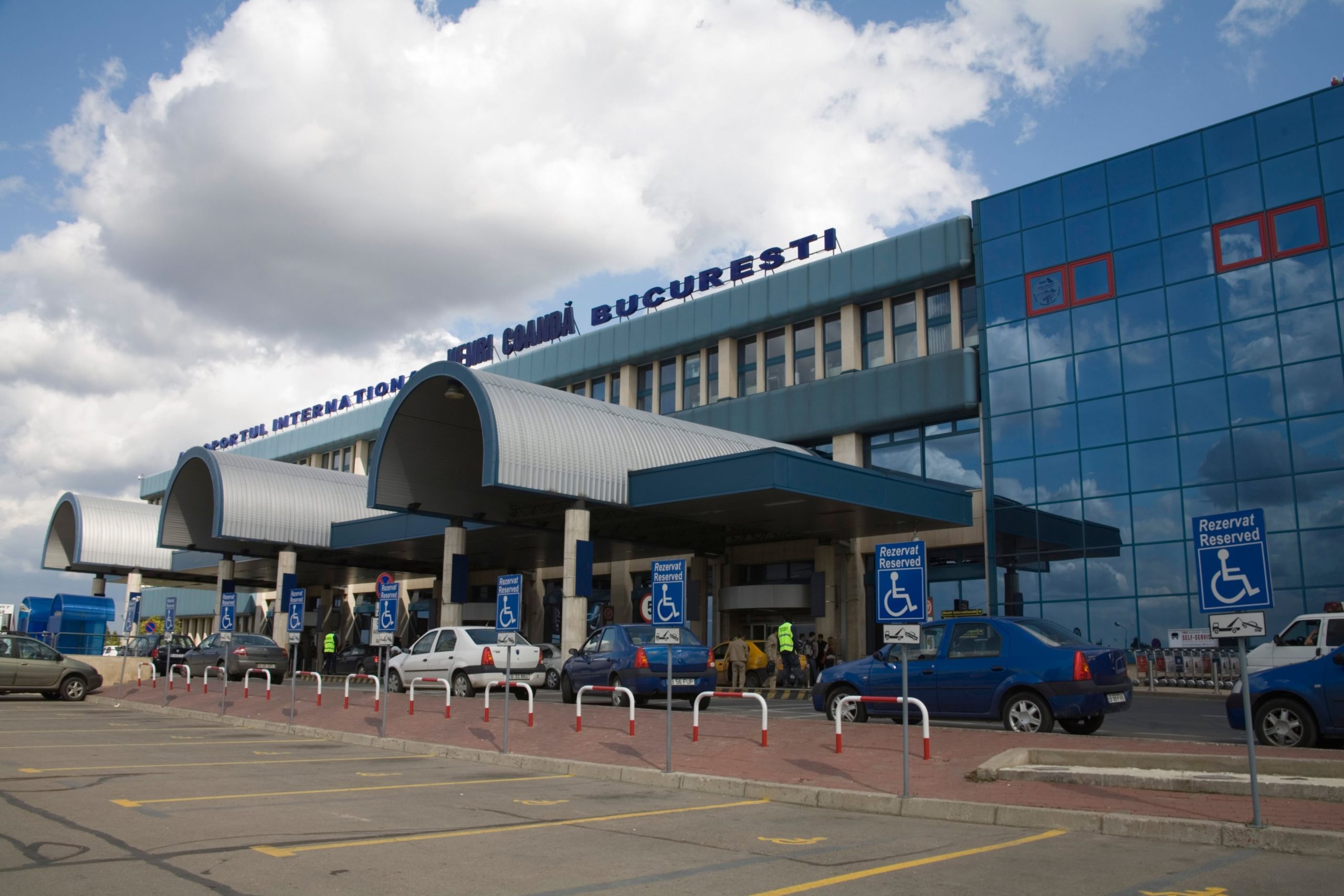 Aeroportul Otopeni intră în renovare chiar la începutul sezonului estival. Turiștii sunt întâmpinați de folii de plastic, panouri, praf și gropi