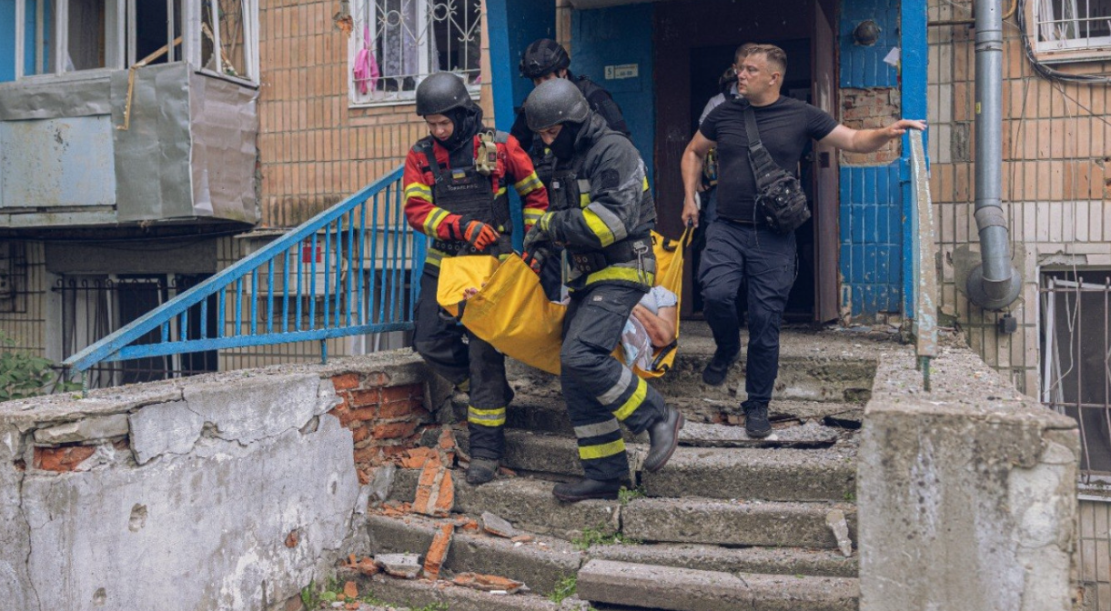 Cel puțin cinci persoane au fost ucise și alte zeci au fost rănite într-o serie de atacuri aeriene reciproce dintre Ucraina și Rusia